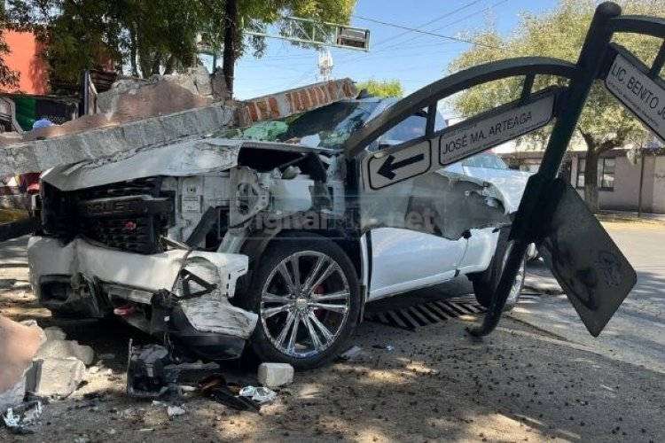 Camioneta se pasa el alto y choca en Toluca