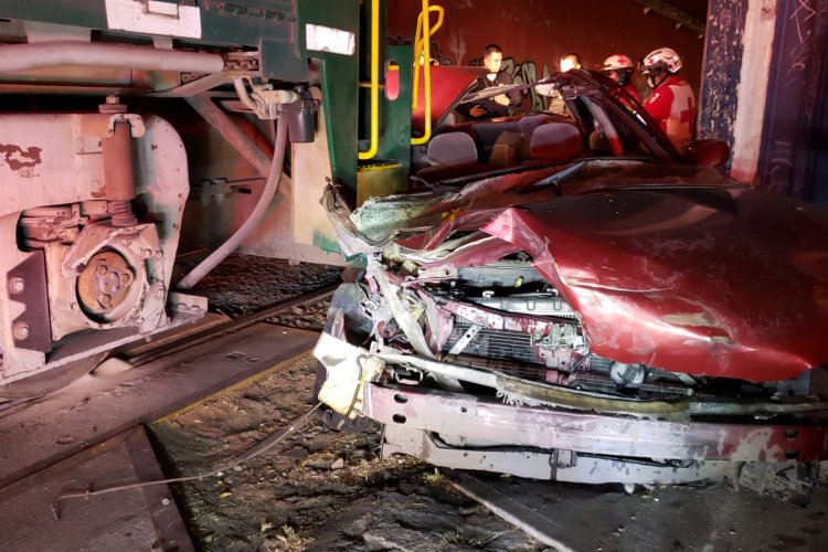 Tren embiste a coche en la colonia Vallejo