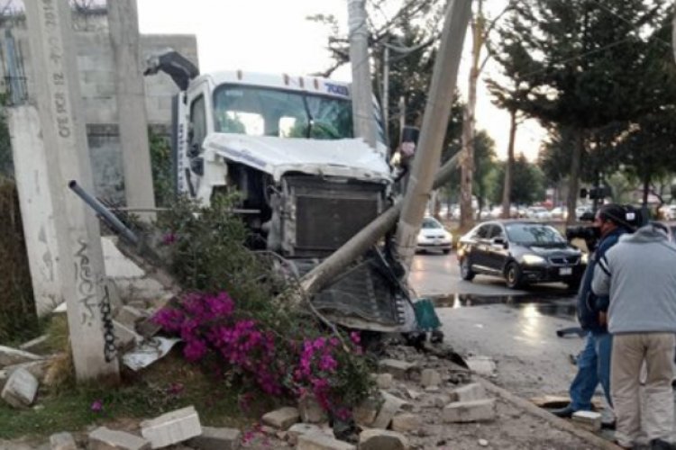 Tráiler choca con postes de luz en paseo Tollocan