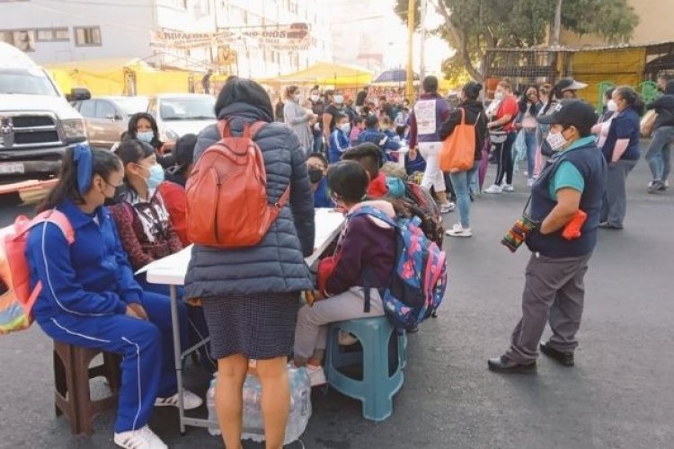 Padres y estudiantes bloquean circunvalación