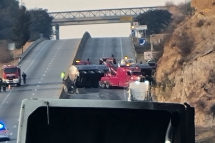 Vuelca pipa de gasolina cerca de Texmelucan