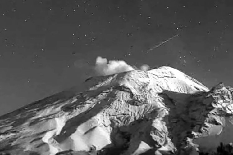 Graban meteorito sobre volcán Popocatépetl