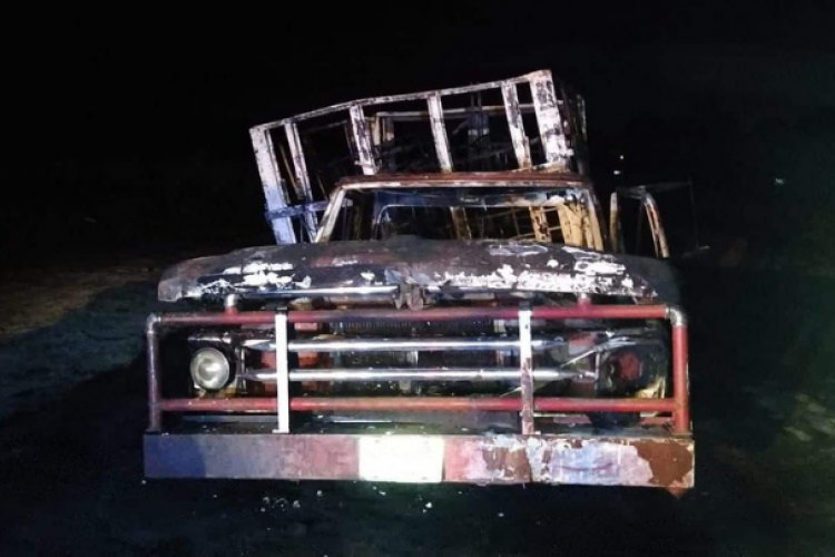 Arde en llamas camioneta con huachicol en Acolman