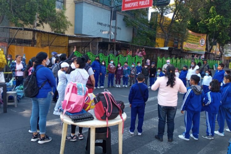 Por seis días, niños han tomado clases en circunvalación