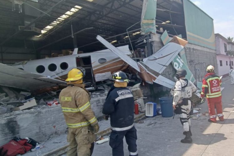 Se desploma avioneta en supermercado de Temixco