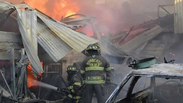 Se incendia taller mecánico en Toluca