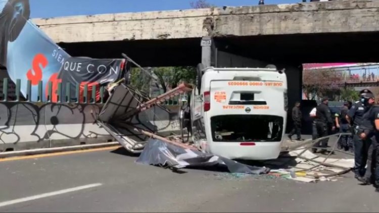 Graban momento en que cayó combi de puente