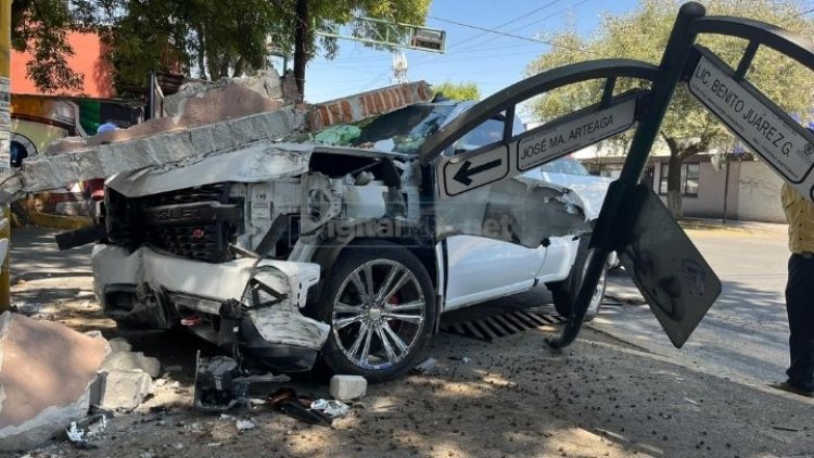 Camioneta se pasa el alto y choca en Toluca