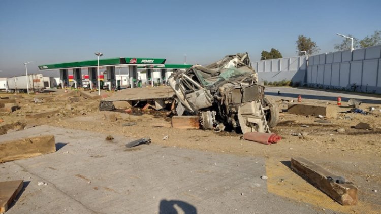 Tractocamión choca con barda en la México-Puebla