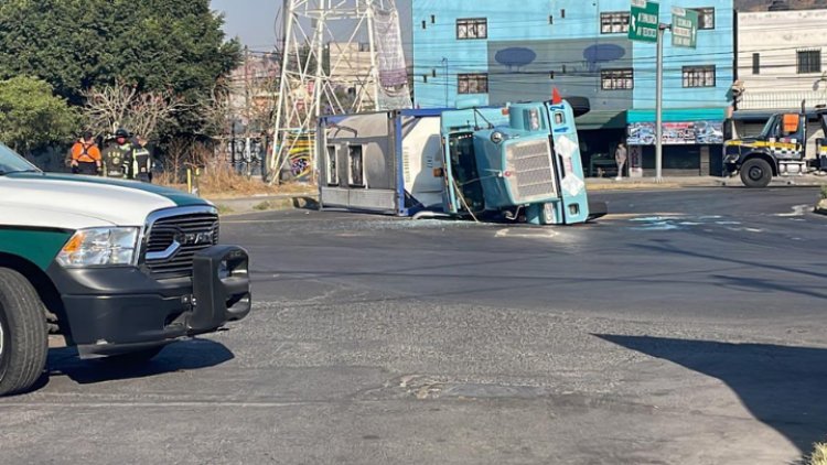 Vuelca pipa con químico peligroso en Iztapalapa