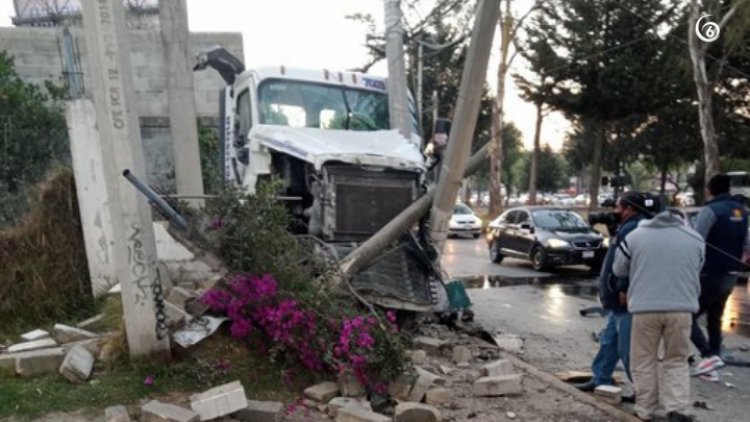 Tráiler choca con postes de luz en paseo Tollocan