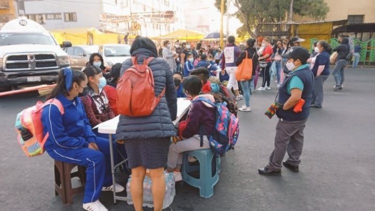 Padres y estudiantes bloquean circunvalación