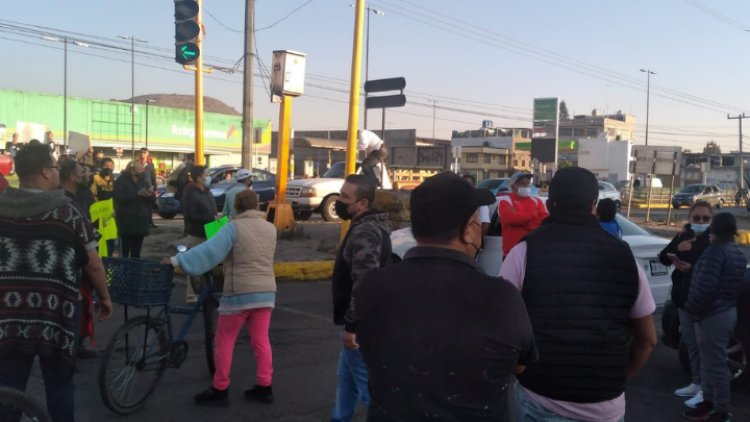Comerciantes bloquean Av. Adolfo López Mateos