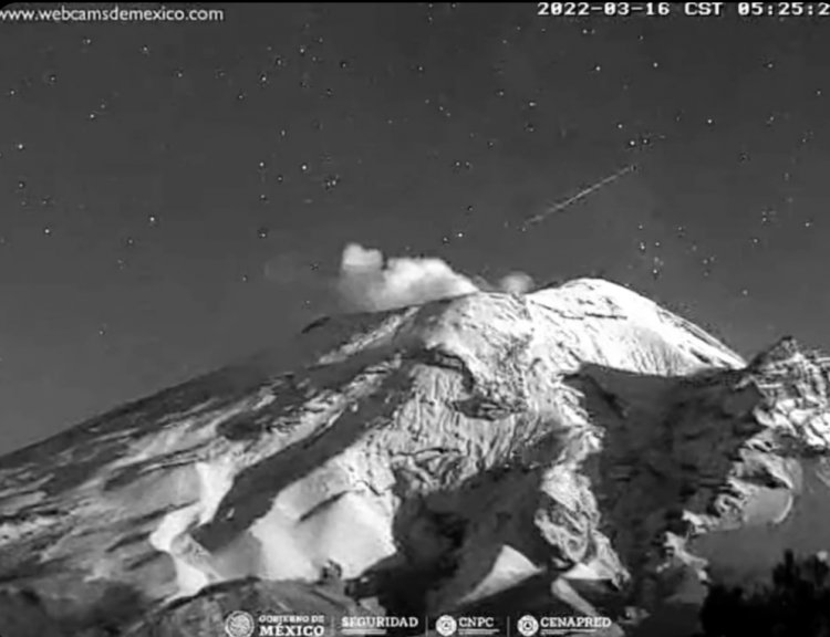 Graban meteorito sobre volcán Popocatépetl