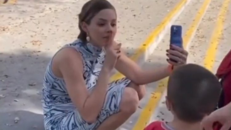 Video: Mariana Rodríguez calla a niño para hablar por teléfono