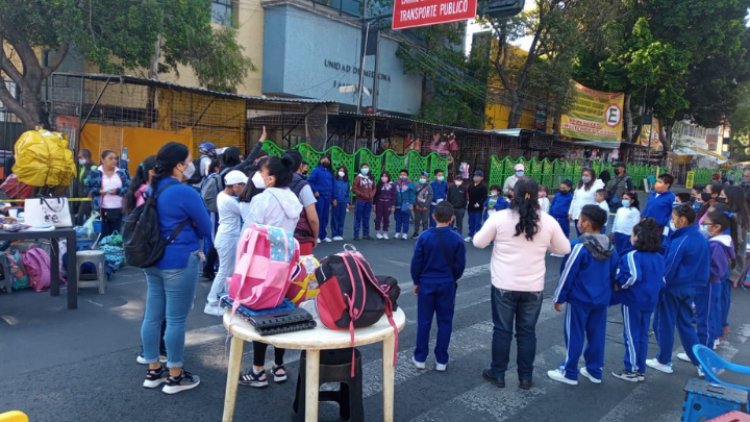 Por seis días, niños han tomado clases en circunvalación