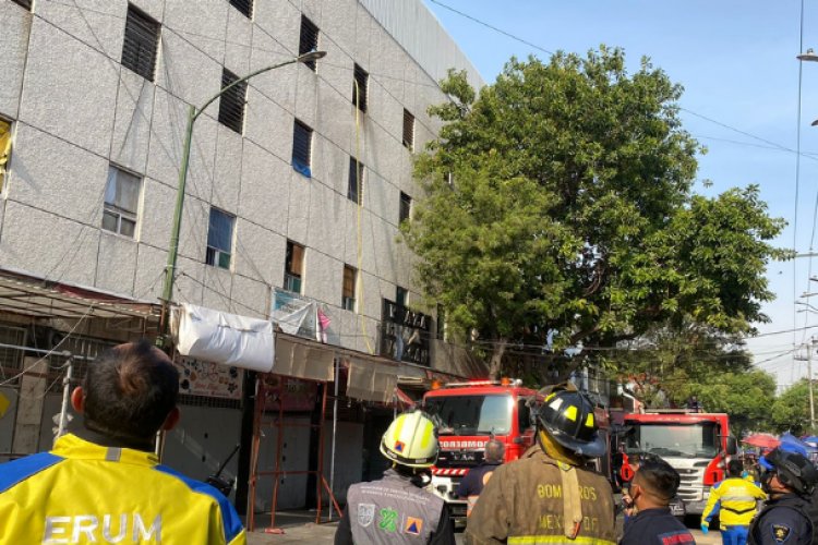 Desalojan a 150 personas por incendio en Centro Histórico