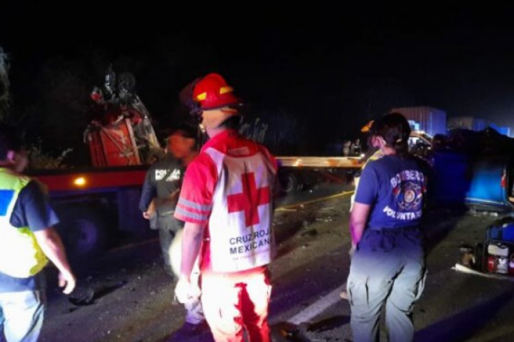 Choque en autopista Siglo XXI deja 5 muertos