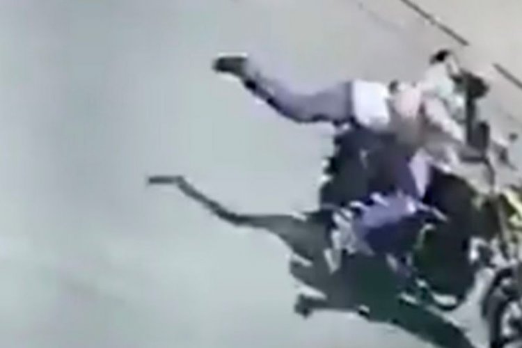 Mujer es arrasada por defender su  bolso tras ser asaltada