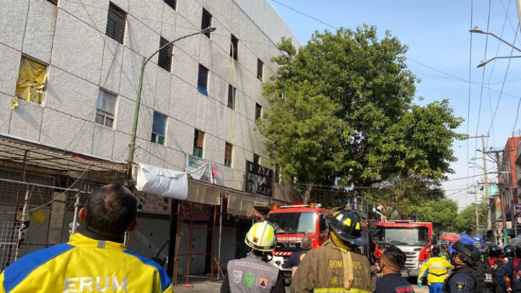 Desalojan a 150 personas por incendio en Centro Histórico