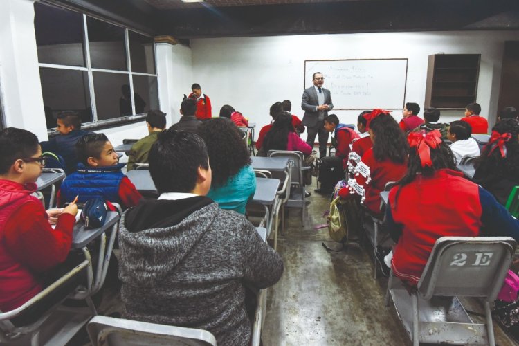 A través de la SEP, AMLO pretende adoctrinar a estudiantes