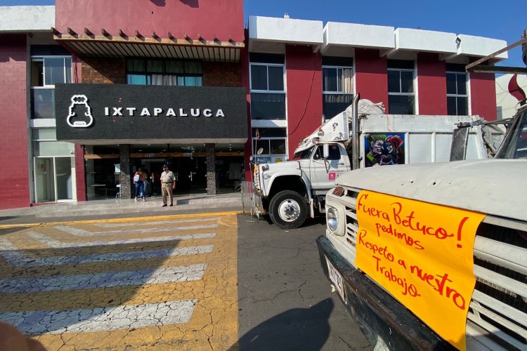 Recolectores protestan en ayuntamiento de Ixtapaluca, piden la destitución del director