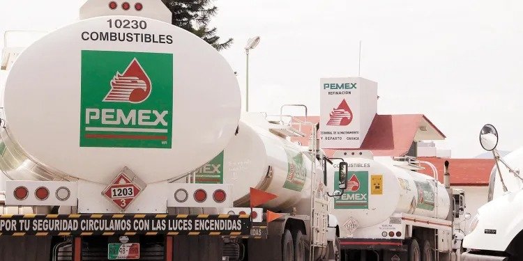 Pemex complica abasto de combustible