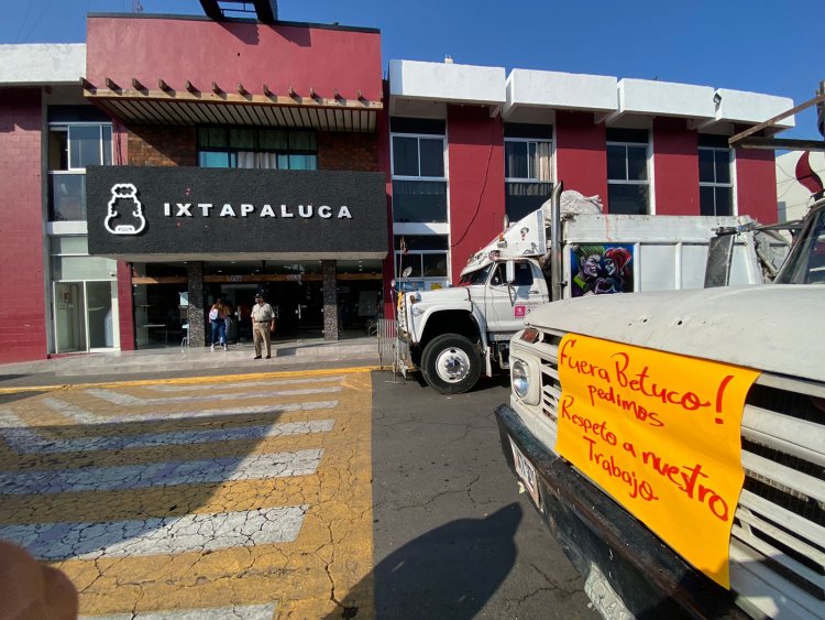 Recolectores protestan en ayuntamiento de Ixtapaluca, piden la destitución del director