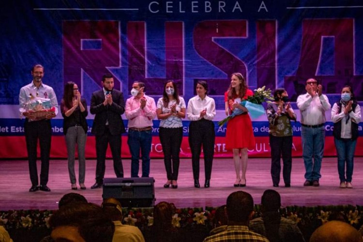 Antorchistas realizan homenaje a Rusia