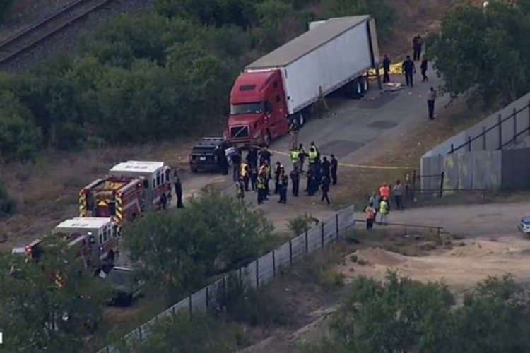 Encuentran al menos 42 migrantes muertos en un tráiler Texas