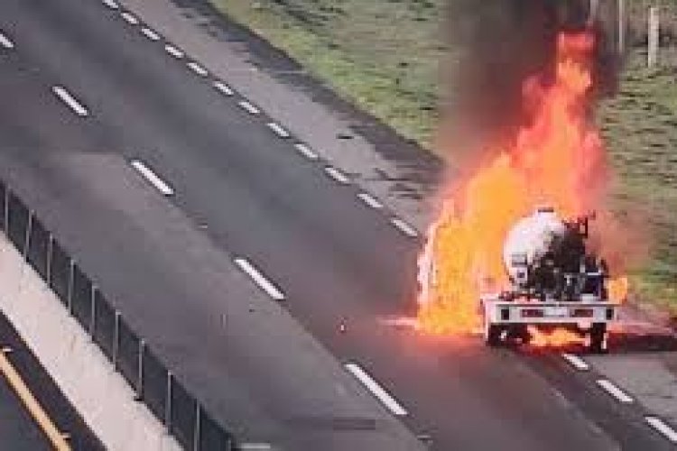 Se incendia pipa de gas sobre el Circuito Exterior Mexiquense
