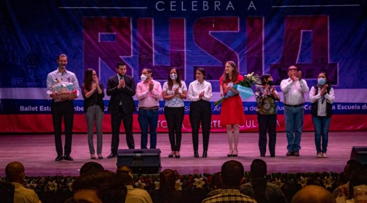 Antorchistas realizan homenaje a Rusia