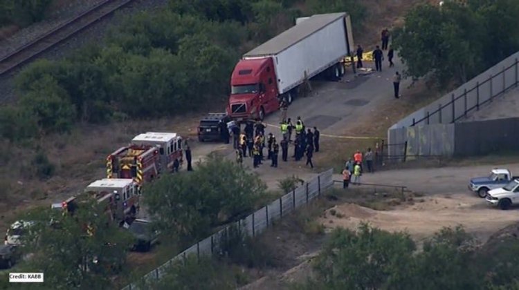 Encuentran al menos 42 migrantes muertos en un tráiler Texas