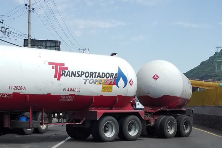 Bloqueo en la México-puebla por choque entre pipa de gas y camión de carga 