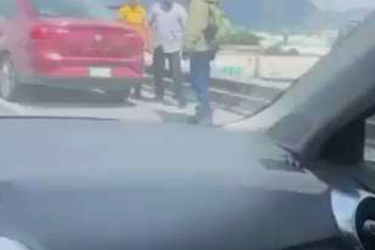 Vídeo muestra que hombre aventó a un repartidor desde un puente vehicular