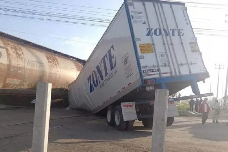 Tren parte a la mitad la caja de un tráiler en Tultepec