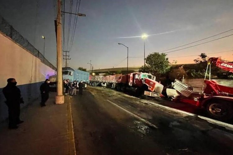 Choque entre tráiler y camión ocasionan caos vial en Ecatepec