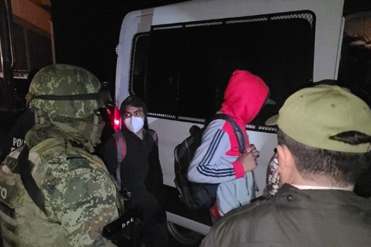 Localizan a 248 migrantes escondidos en una bodega en Edomex