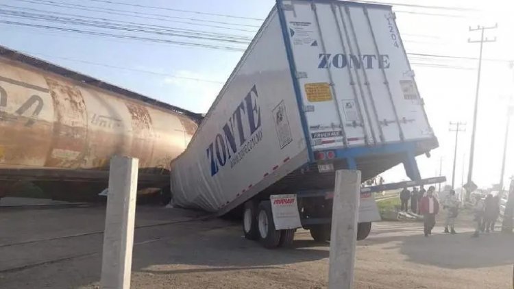 Tren parte a la mitad la caja de un tráiler en Tultepec