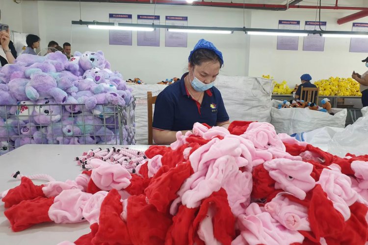 El encanto de los peluches ayuda al combate a la pobreza en China
