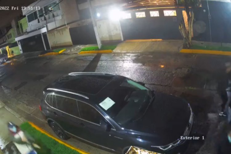 Mujer evita robo de su camioneta aferrándose a su hija en Naucalpan