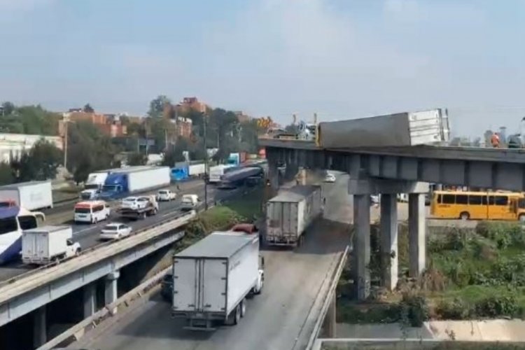 Tráiler vuelca y queda colgando de puente en la México-Querétaro