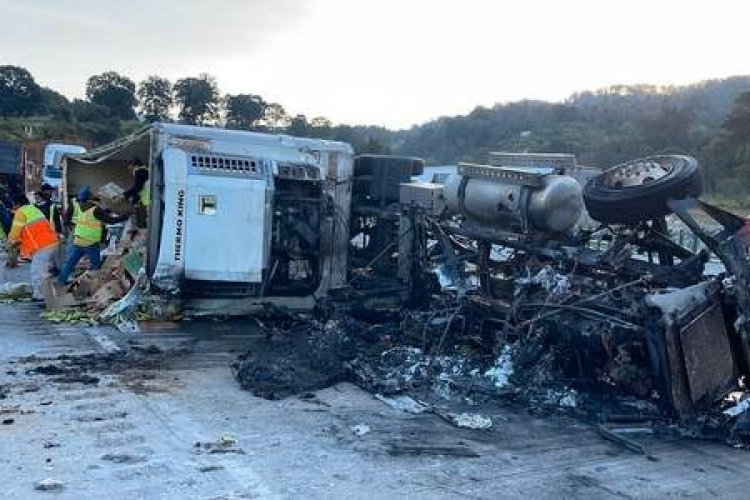 Vuelca y se incendia tráiler de fruta en la México-Puebla