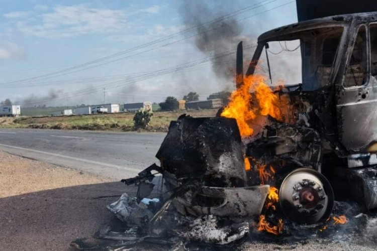 Delincuencia organizada bloquea carretera e incendia vehículos en Zacatecas 