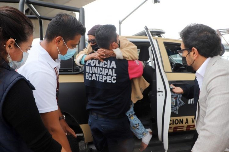 Abandonan a abuelita en silla de ruedas en estación del Mexibús en Ecatepec