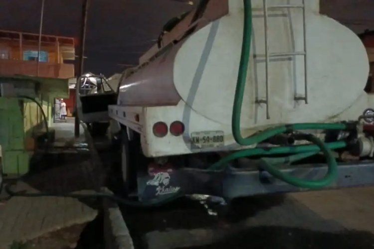 Encuentran a pipero robando agua de toma clandestina en Ecatepec