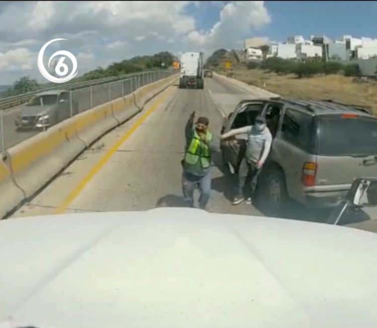 Sujetos armados interceptan y atracan un tráiler