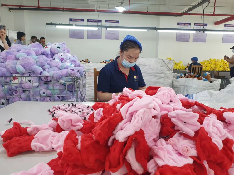 El encanto de los peluches ayuda al combate a la pobreza en China