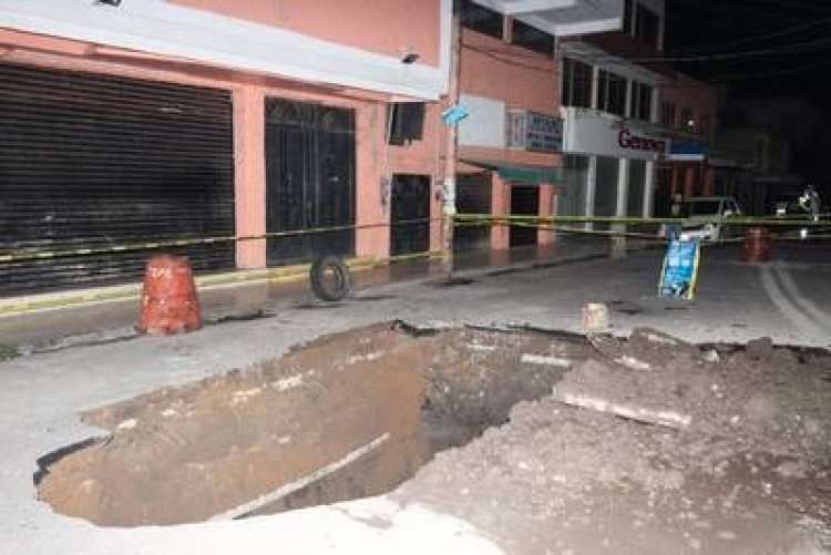 Enorme socavón en Nezahualcóyotl, afecta las instalaciones de la Cruz Roja