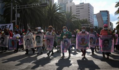 CASO AYOTZINAPA: MARCHAN 7 MIL PERSONAS